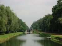 Le canal en tous sens. Le mercredi 13 juillet 2011 à Tourcoing. Nord. 